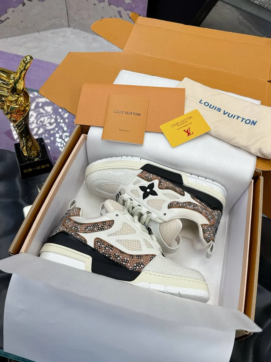 Men's shoes 💰900❤️❤️❤️ 𝙇𝙑 Bread shoes have added new colors 💓 Craftsmanship series 𝟐𝟎𝟐5/𝐒𝐒 𝐧𝐞𝐰 Louis Vuitton catwalk skate shoes are popular, LOUIS VUITTON Trainer is undoubtedly one of the most successful Sneakers launched by luxury brands, but the pace of exploration will not stop. LOUISVUITTON will also bring a new series of skateboard shoes in the spring of 2025. The new series in the picture returns to the 90s Chunky Skate Shoes look and feel. The uppers are made of leather and mesh. The fat silhouette and thick shoelaces are very eye-catching. It is expected to have quite a few colors like the Trainer. Judging from the previous DIOR show skate shoes, this chunky style may be even stronger next year. 💎 Size: Female 35-40 Male 39-46
